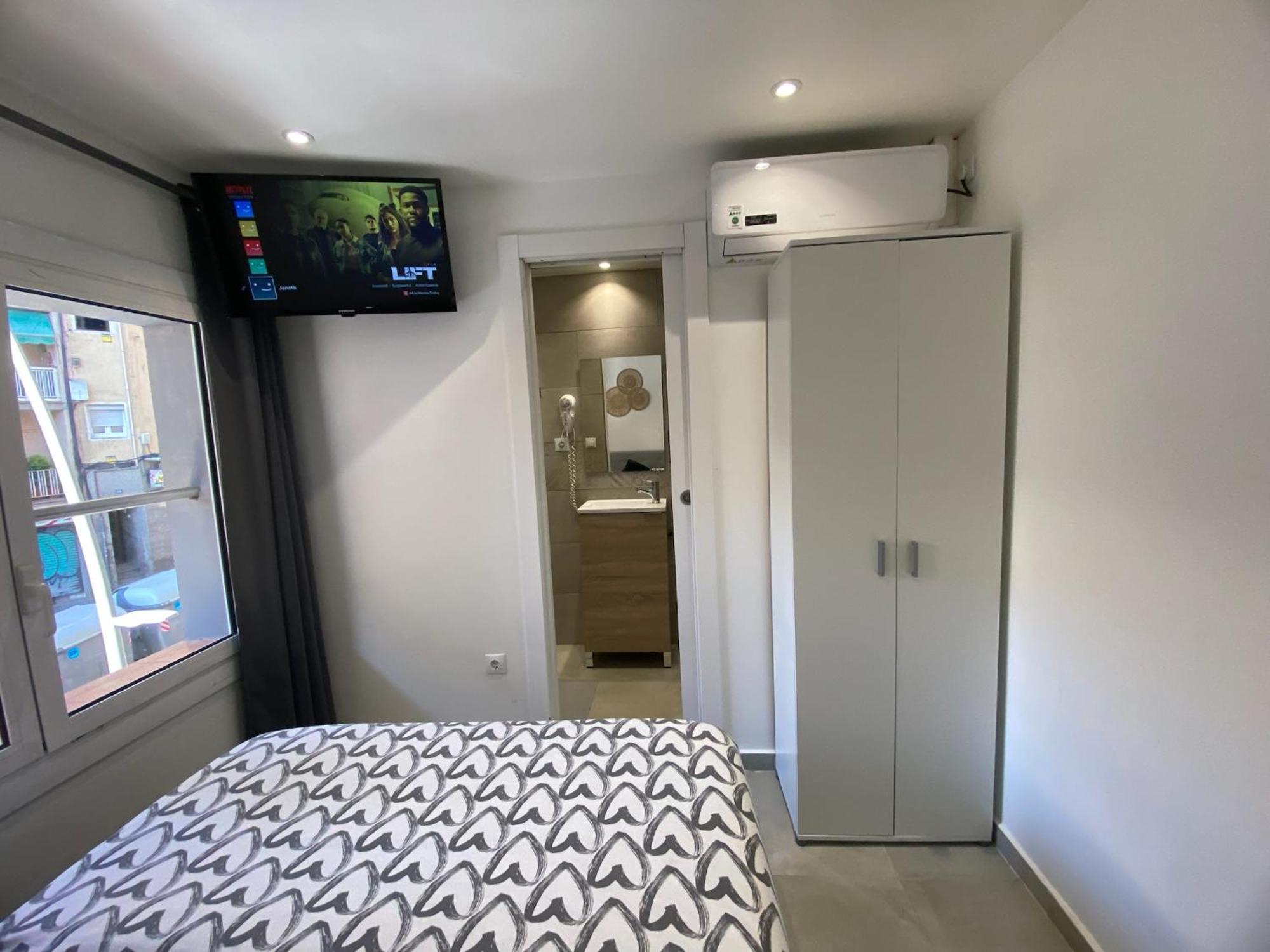 Apartamentos Con Bano Privado Frente Al Metro L5 Barcelona-Hospitalet โอสปิตาเล็ต เดอ โยเบรกัต ภายนอก รูปภาพ
