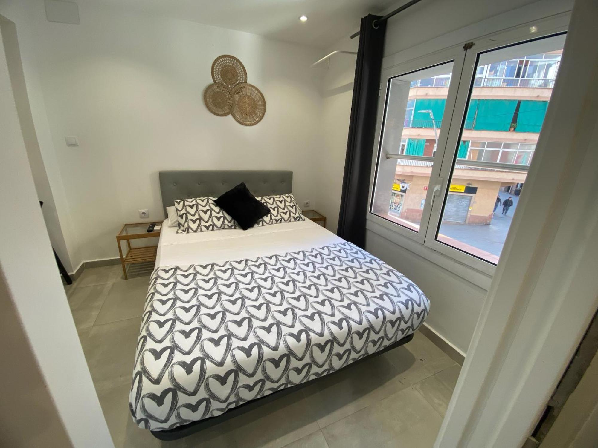Apartamentos Con Bano Privado Frente Al Metro L5 Barcelona-Hospitalet โอสปิตาเล็ต เดอ โยเบรกัต ภายนอก รูปภาพ