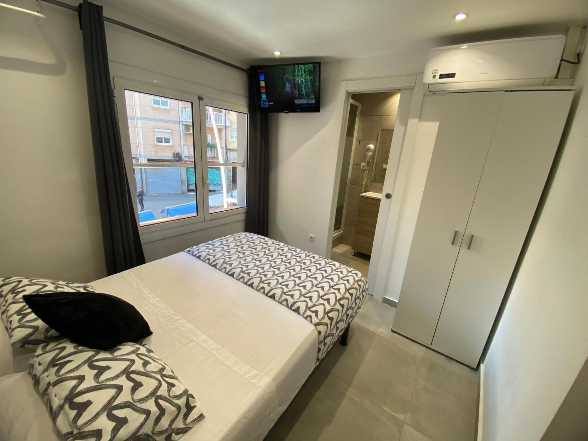 Apartamentos Con Bano Privado Frente Al Metro L5 Barcelona-Hospitalet โอสปิตาเล็ต เดอ โยเบรกัต ภายนอก รูปภาพ