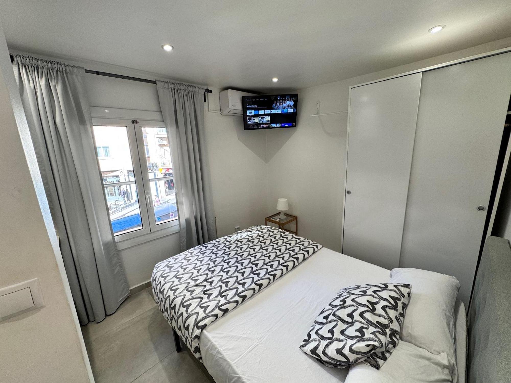 Apartamentos Con Bano Privado Frente Al Metro L5 Barcelona-Hospitalet โอสปิตาเล็ต เดอ โยเบรกัต ภายนอก รูปภาพ