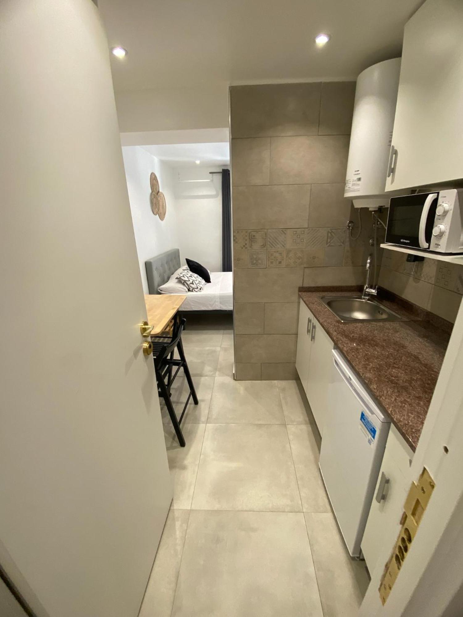 Apartamentos Con Bano Privado Frente Al Metro L5 Barcelona-Hospitalet โอสปิตาเล็ต เดอ โยเบรกัต ภายนอก รูปภาพ
