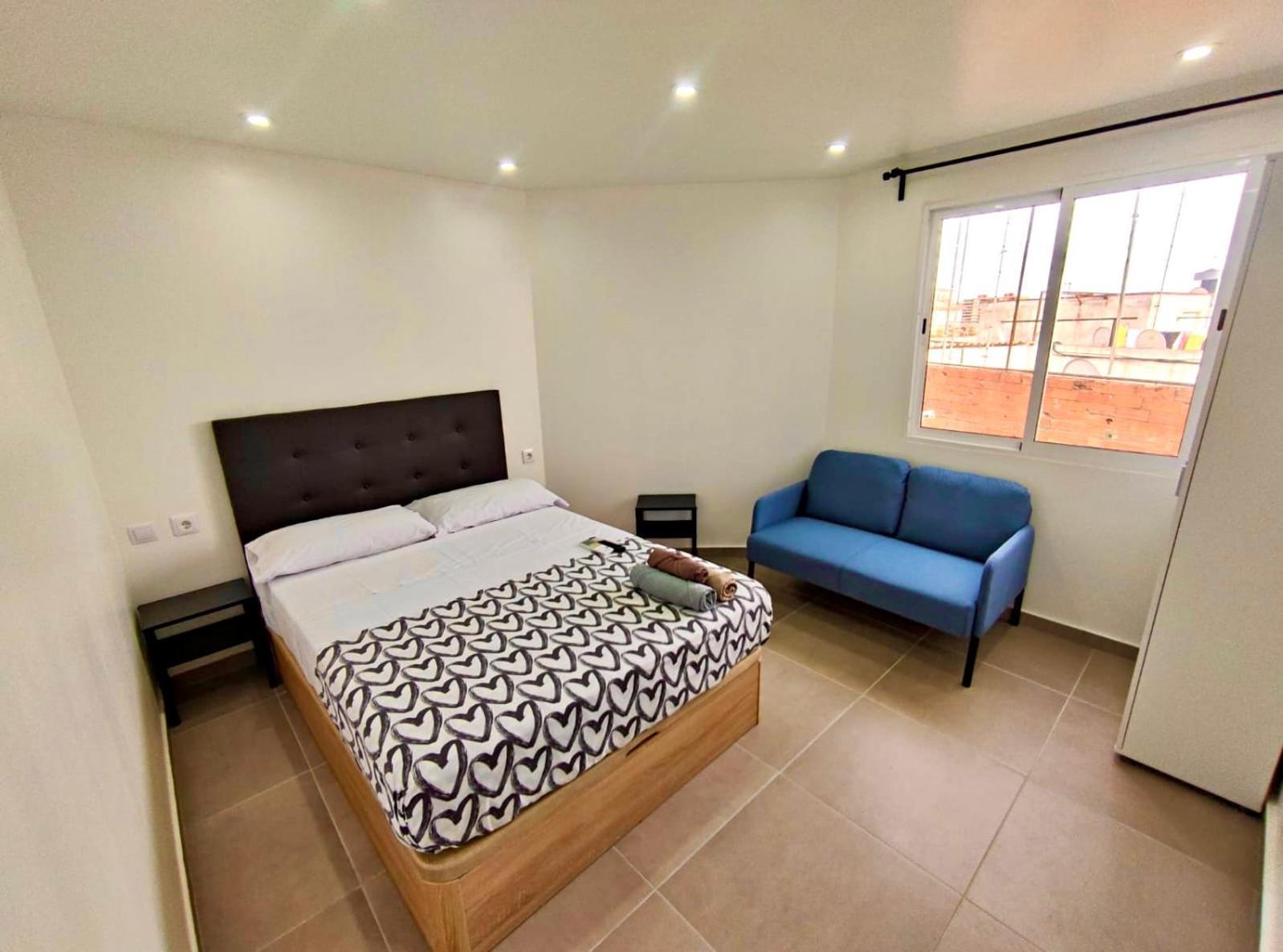 Apartamentos Con Bano Privado Frente Al Metro L5 Barcelona-Hospitalet โอสปิตาเล็ต เดอ โยเบรกัต ภายนอก รูปภาพ