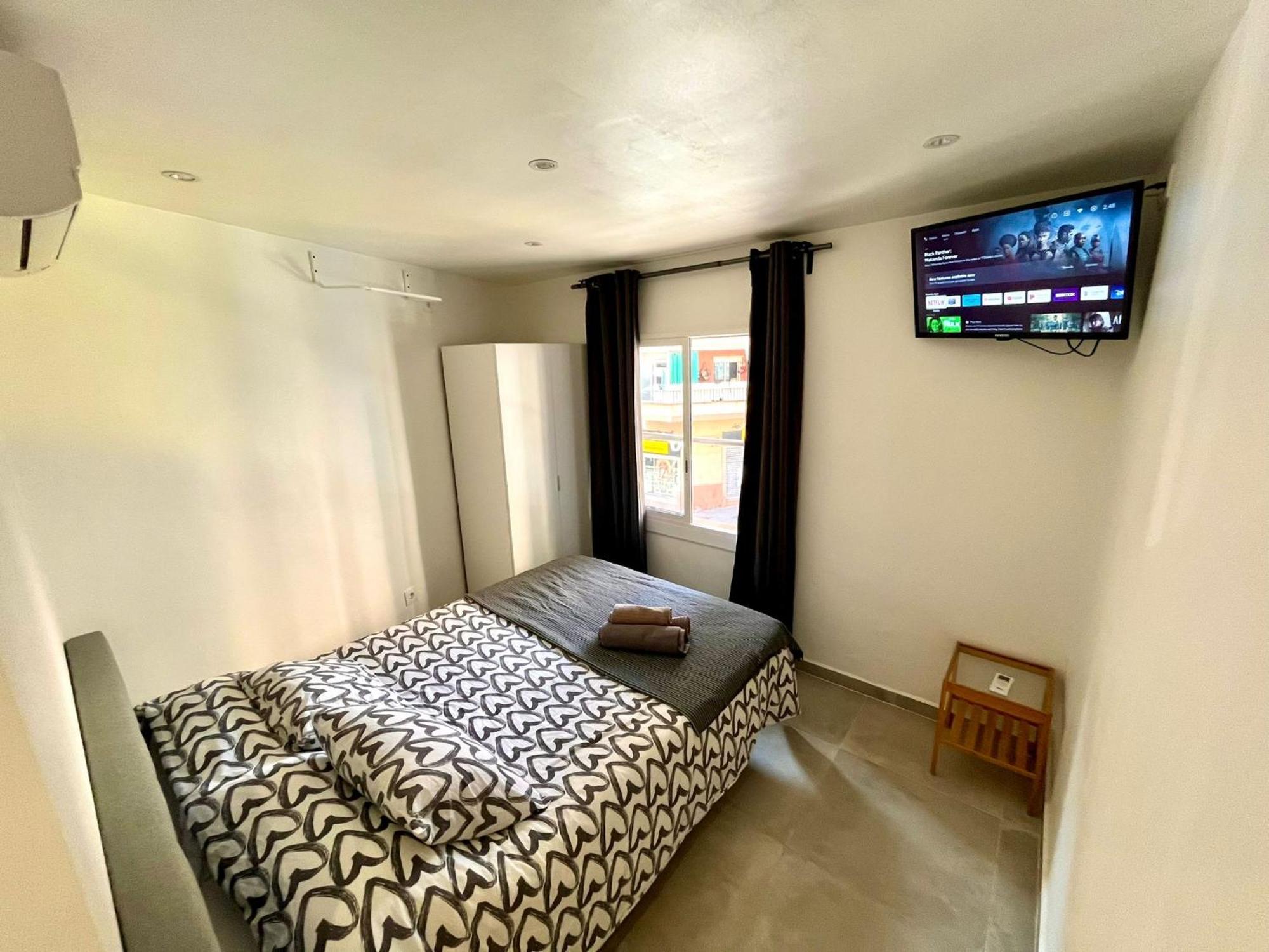 Apartamentos Con Bano Privado Frente Al Metro L5 Barcelona-Hospitalet โอสปิตาเล็ต เดอ โยเบรกัต ภายนอก รูปภาพ